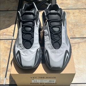 DS Adidas YEEZY 700 MNVN size 13
